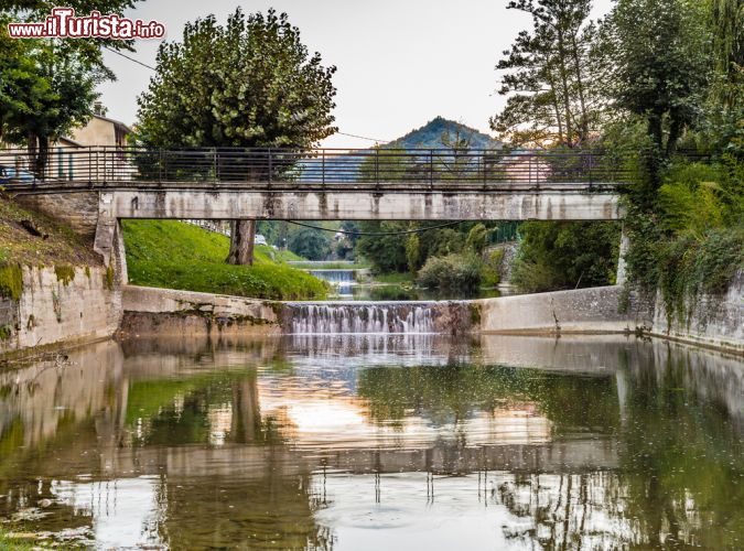 Immagine Un ponticello sul fiume Senio nel borgo di Palazzuolo, Toscana - © GoneWithTheWind / Shutterstock.com