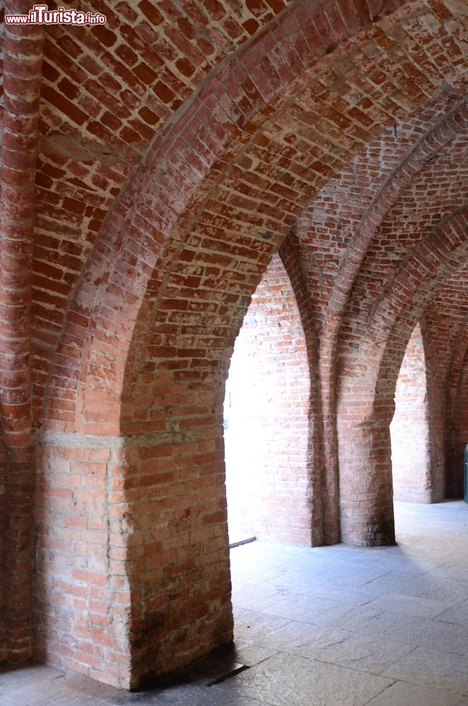 Immagine Un portico medievale nel centro storico di Chivasso, la porta del Canavese in Piemonte