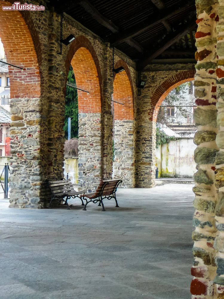 Immagine Un portico nel centro storico di Lanzo Torinese, Piemonte.
