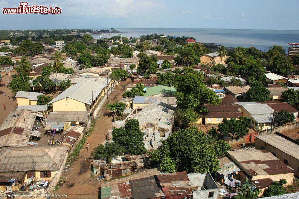 Immagine Un povero quartiere africano visto dalla cima di una collina a Conakry, Guinea. Sullo sfondo, l'Oceano - © Sem Let / Shutterstock.com