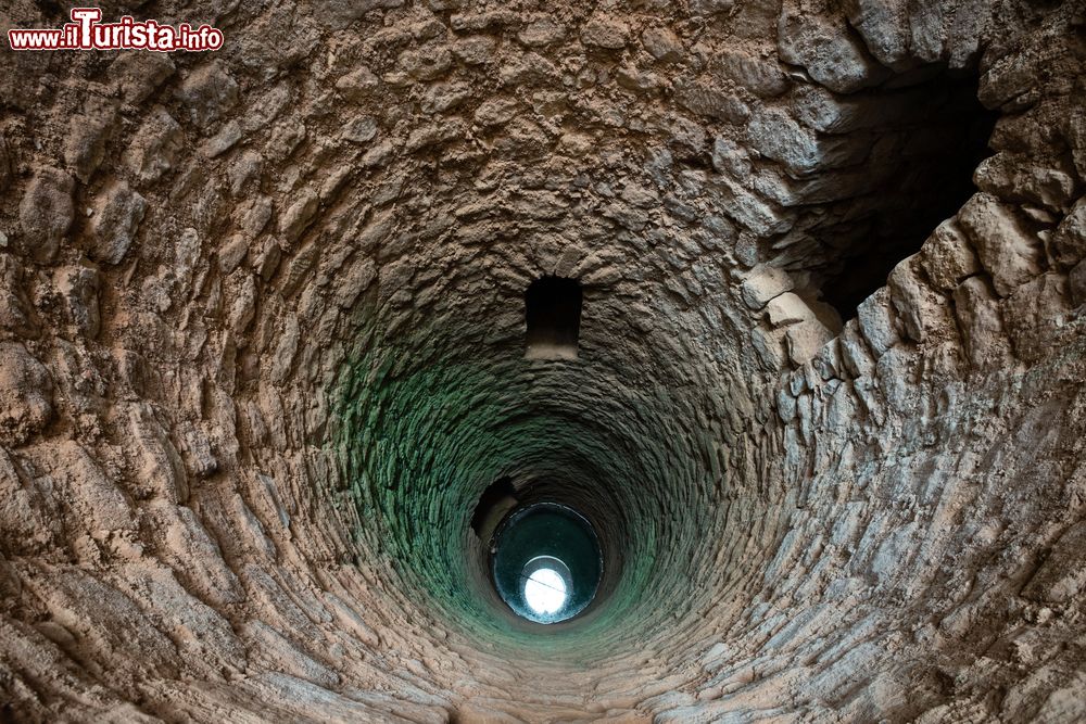 Immagine Un pozzo medievale moresco nel centro storico di Silves in Algarve, Portogallo.