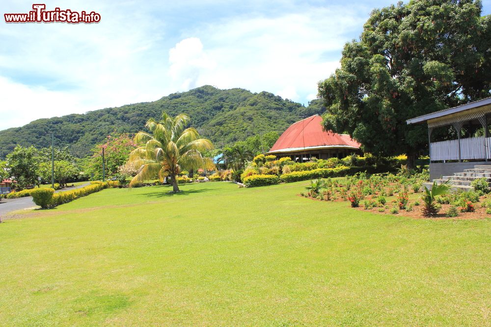 Immagine Un prato verde nei pressi della capitale Apia, Samoa. Questa cittadina sorge in una insenatura naturale alla foce del fiume Vaisigano.