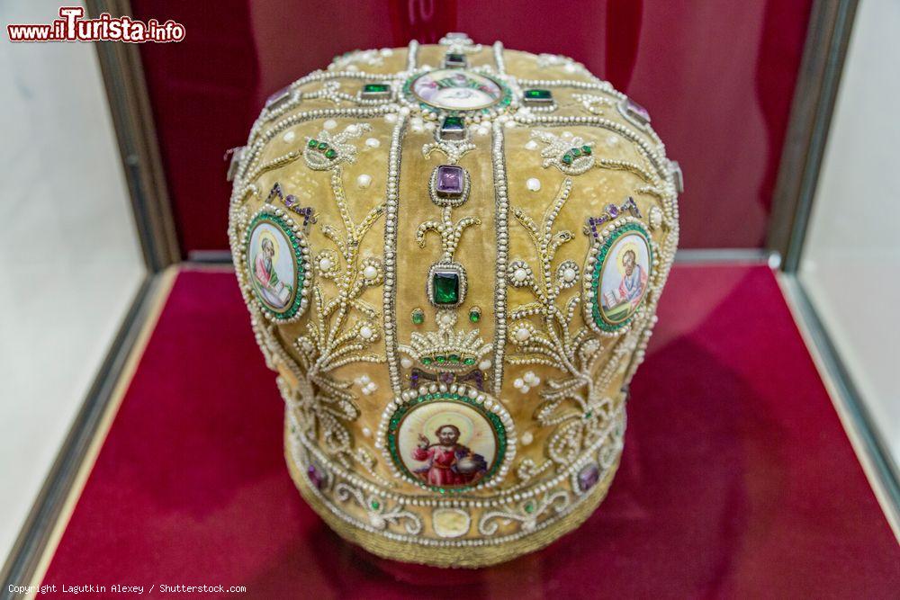 Immagine Un prezioso copricapo decorato al Museo degli Smalti di Rostov-on-Don, Russia - © Lagutkin Alexey / Shutterstock.com