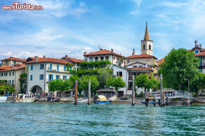 Immagine Un primo piano dell'Isola dei Pescatori, l'insediamento più a lungo abitato nell'arcipelago delle Isole Borromee, sul Lago Maggiore in Piemonte - © Andrew Buckin / Shutterstock.com