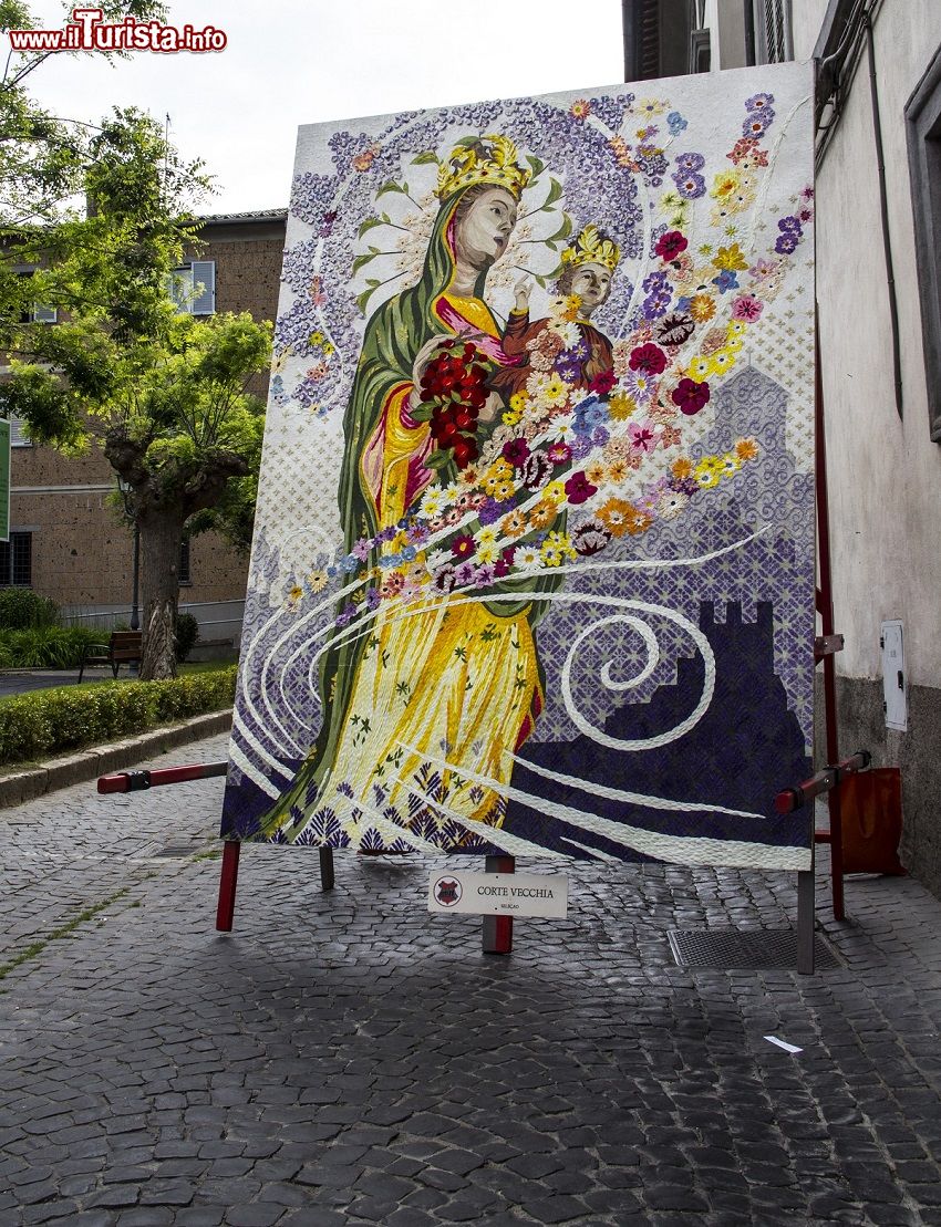 Immagine Un Pugnalone di Acquapendente esposto in una strada del borgo laziale