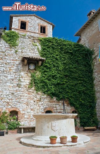 Immagine Un puteale, un pozzo in pietra a Corciano - © Mi.Ti. / Shutterstock.com