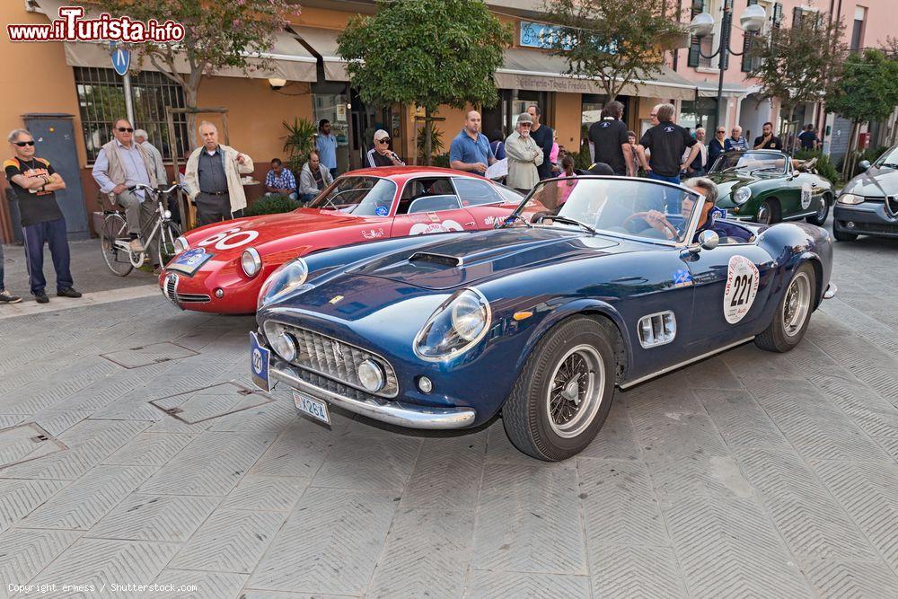 Immagine Un raduno di auto d'epoca nel centro storico di Condelice, provincia di Ravenna - © ermess / Shutterstock.com