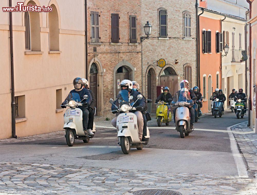 Immagine Un raduno di moto Vespa lungo le una strada di Verucchio, in Romagna - © ermess / Shutterstock.com