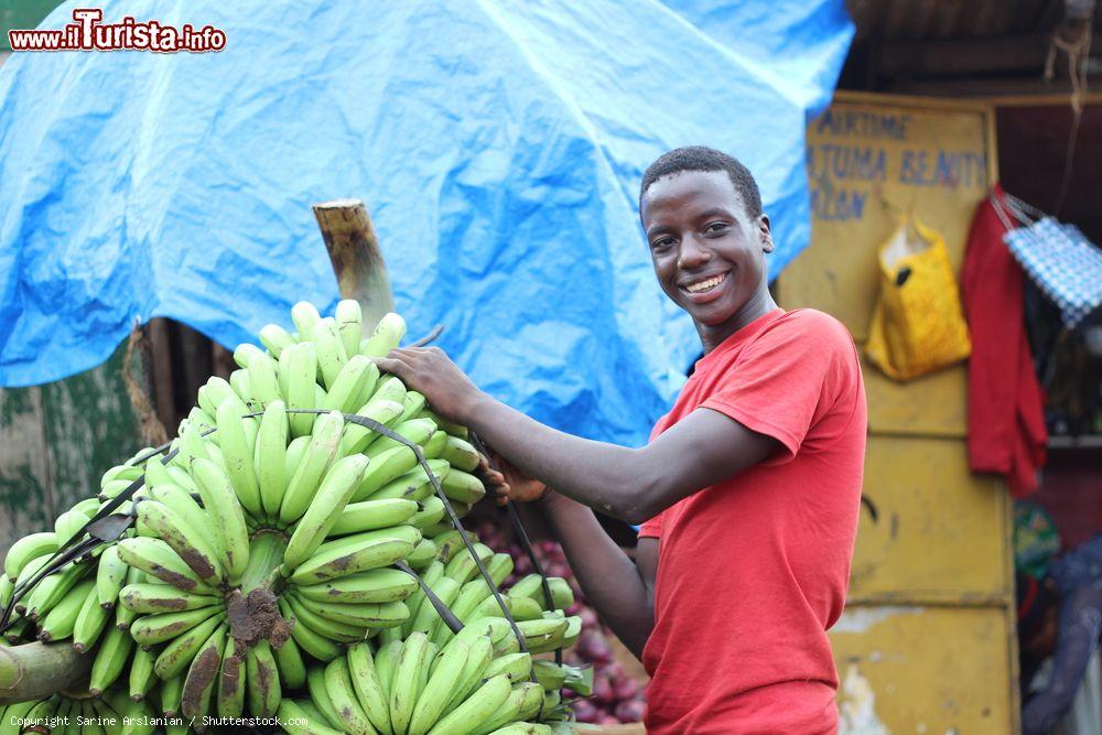 Immagine Un ragazzo ugandese vende banane in un mercato locale a Kampala (Africa) - © Sarine Arslanian / Shutterstock.com