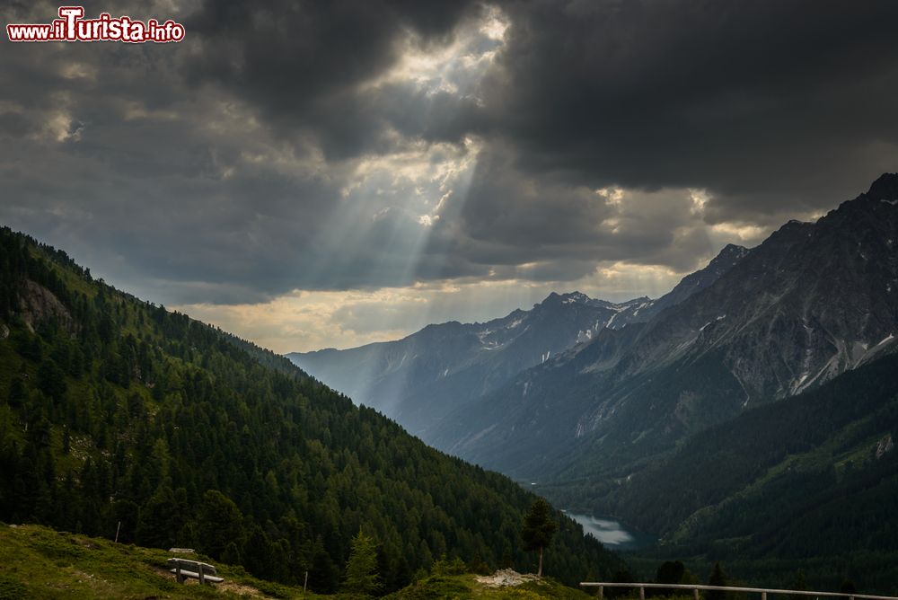Immagine Un raggio di sole sulle montagne austriache a Sankt Jakob in Defereggen, Tirolo.