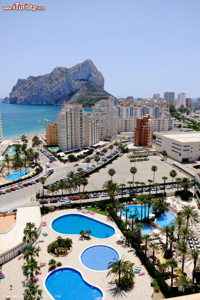 Immagine Un resort con piscina a Calpe, Spagna. Sullo sfondo, grattecieli e il Penon de Ifach - © AFS / Shutterstock.com