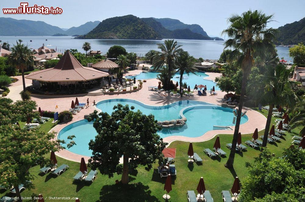 Immagine Un resort di Marmaris sulla costa di Icmeler, Turchia. Di fronte all'hotel, nel Mare Egeo, ci sono alcuni piccoli isolotti - © Bulent Demir / Shutterstock.com