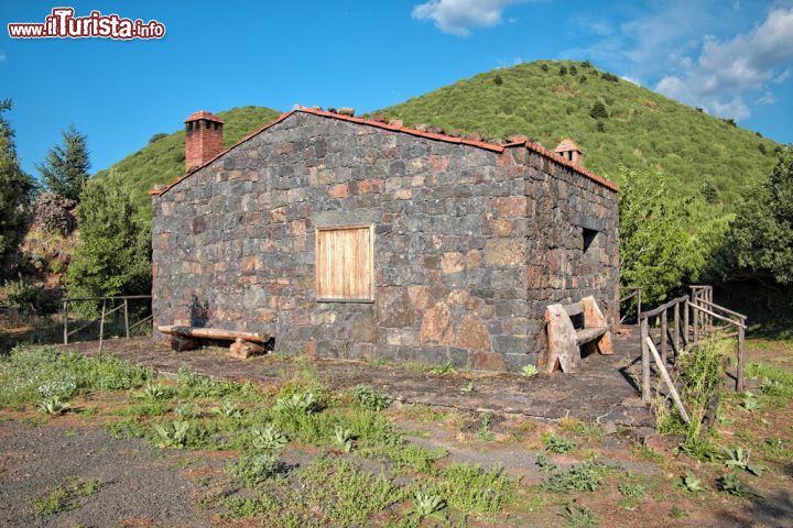 Immagine Un rifugio in pietra sulle pendici dell'Etna. Siamo nei pressi di Bronte in Sicilia