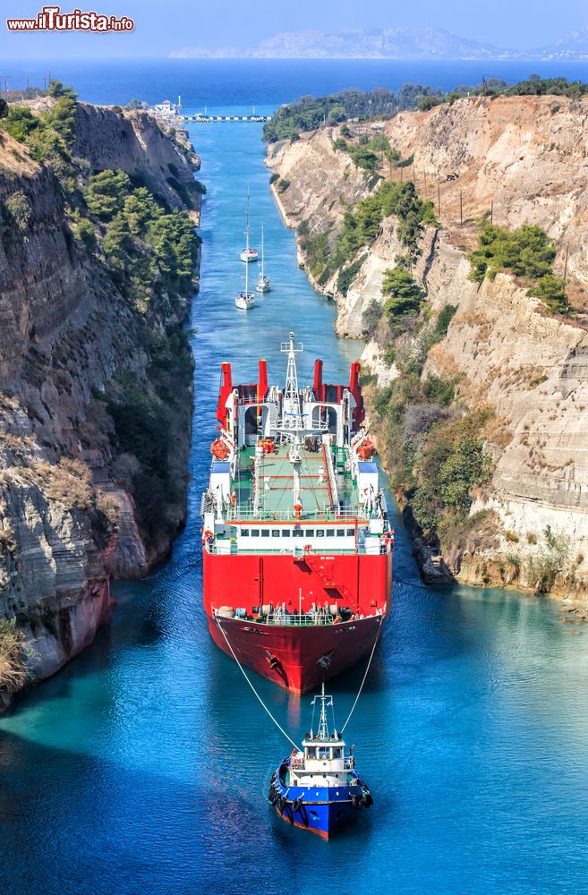 Immagine Un rimorchiatore traina una nave merci nel Canale di Corinto, Grecia.