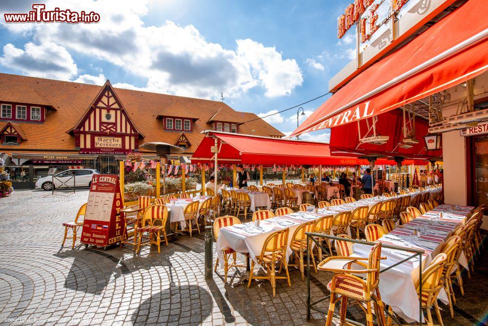 Immagine Un ristorante di fronte al mercato del pesce di Trouville-sur-Mer, sulla costa settentrionale francese - © RossHelen / Shutterstock.com