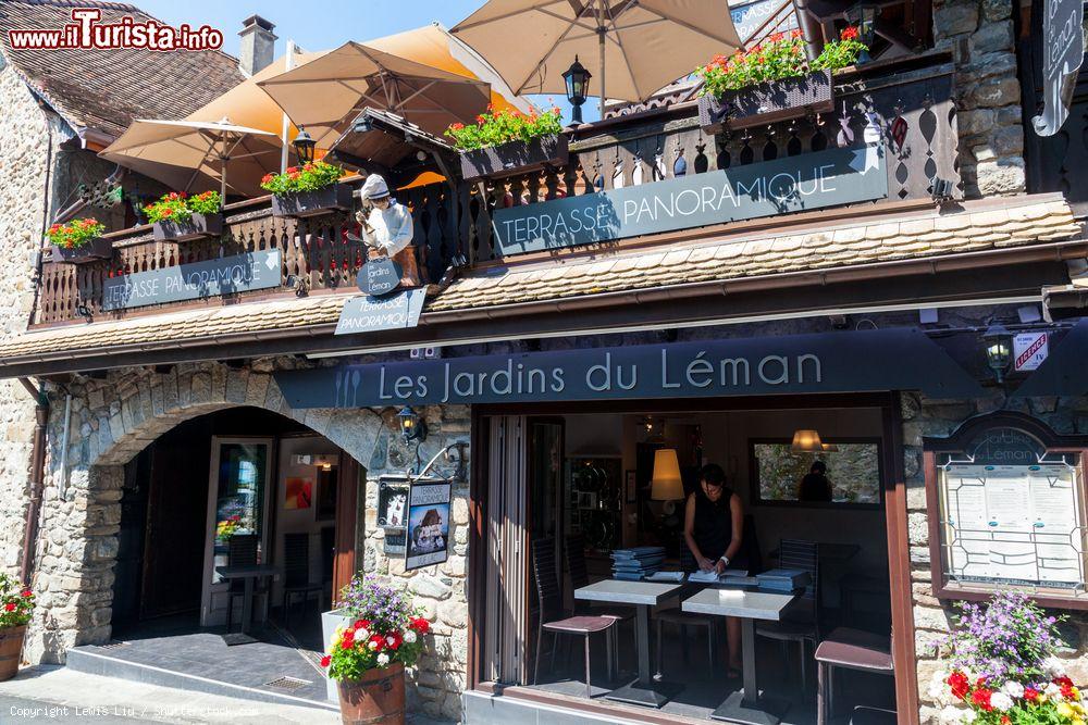 Immagine Dettaglio di un ristorante di Yvoire, cittadina turistica sulla sponda del Lago Lemano, al confine tra Francia e Svizzera - © Lewis Liu / Shutterstock.com