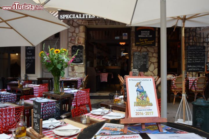 Immagine Un ristorante nel centro storico di Nizza, Francia. Uno dei tipici ristorantini che si affacciano lungo i vicoli della Vieux Nice.