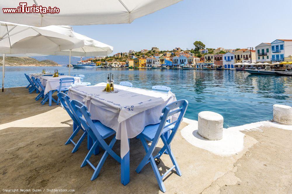Immagine Un ristorante sul porto di Kastellorizo, l'isola del film Mediterraneo di Gabriele Salvatores - © Nejdet Duzen / Shutterstock.com