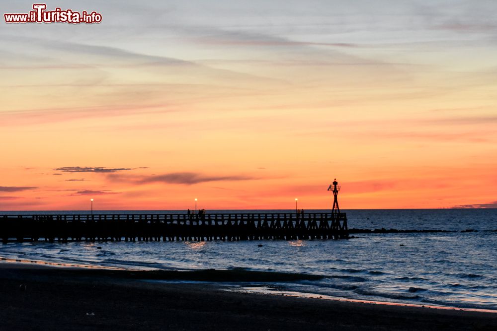 Immagine Un romantico tramonto sul molo di Courseulles-sur-Mer, Normandia, Francia. Questa graziosa località balneare del Calvados si affaccia sulla Manica.