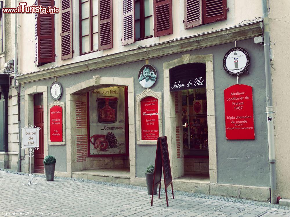 Immagine Un salone da the in una stradina del centro di Pau, Nuova Aquitania (Francia) - © Amy_Shot / Shutterstock.com