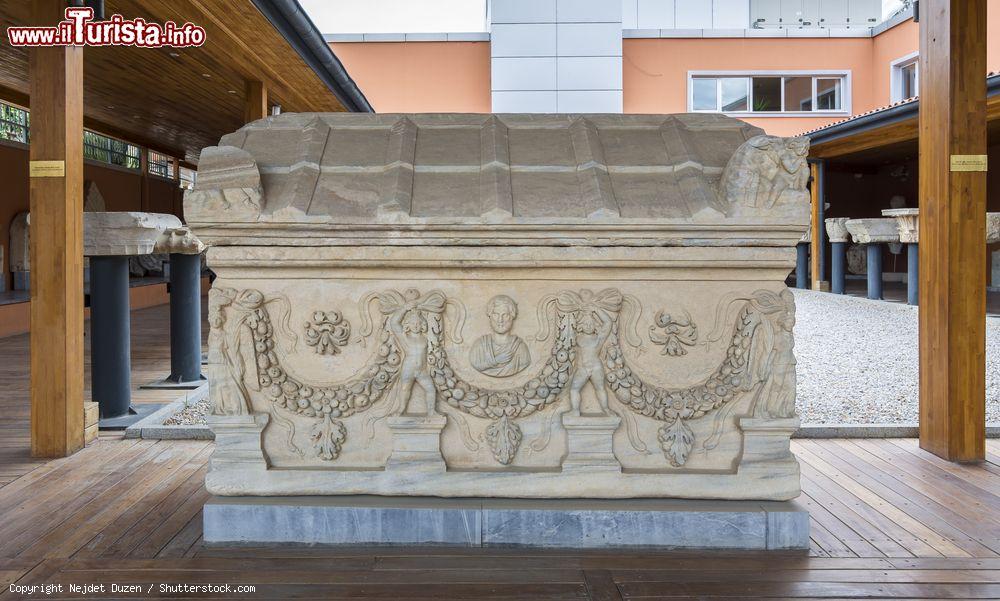 Immagine Un sarcofago con decorazioni in rilievo al Museo Archeologico di Selcuk, Turchia. Situato proprio di fronte all'ufficio del turismo, questo spazio museale ospita un'importante collezione di reperti antichi - © Nejdet Duzen / Shutterstock.com