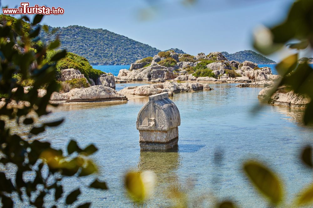 Immagine Un sarcofago in pietra di epoca licia emerge dalle acque del porto di Simena, Turchia.