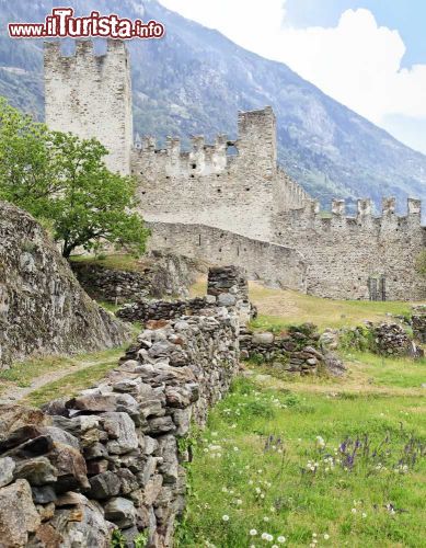 Immagine Un scorcio di un castello di Grosio in Valtellina (Castello Nuovo) - © Fulcanelli / Shutterstock.com