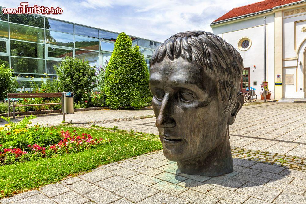 Immagine Un scultura davanti agli stabilimenti delle terme romane di Baden in Austria - © Maylat / Shutterstock.com