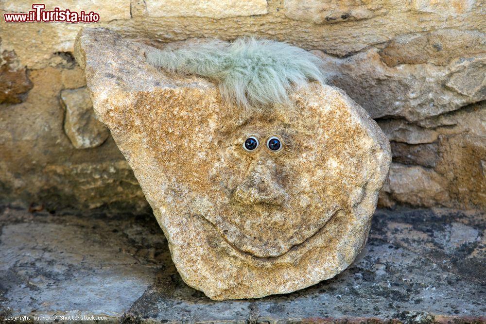 Immagine Un simpatico souvenir preistorico in un negozio di Beynac-et-Cazenac, Perigord, Dordogna, Francia - © wjarek / Shutterstock.com