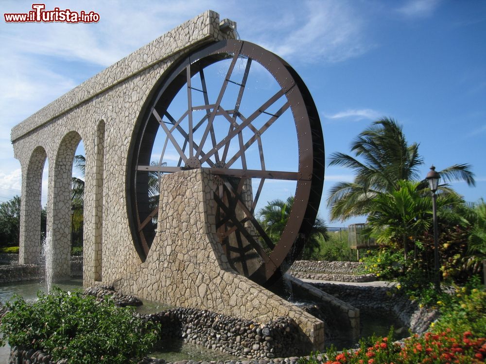 Immagine Un singolare mulino ad acqua nel centro commerciale Rose Hall a Montego Bay, Giamaica.