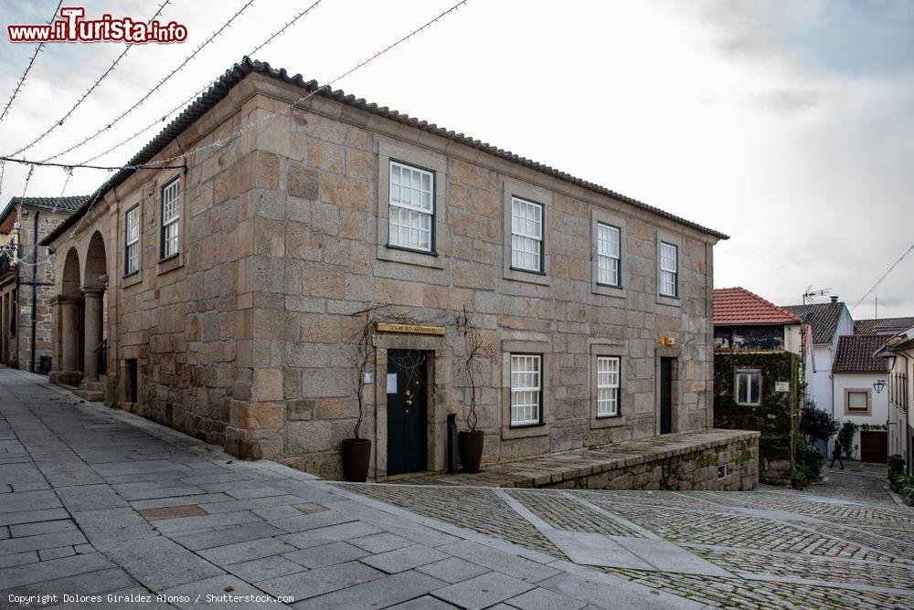 Immagine Un sobrio edificio in pietra nel cuore di Melgaco, villaggio a nord del Portogallo, al confine con la Galizia - © Dolores Giraldez Alonso / Shutterstock.com