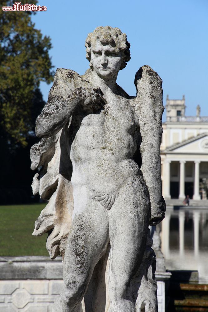 Immagine Un statua del giardino di Villa Pisani a Stra