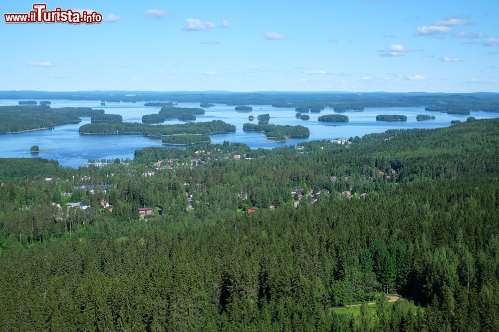 Immagine Un suggestivo paesaggio di Kuopio e della sua natura rigogliosa, Finlandia. Grazie al lago Kallavesi, che fa parte del bacino del Saimaa, la città è una delle principali rotte turistiche per le crociere.