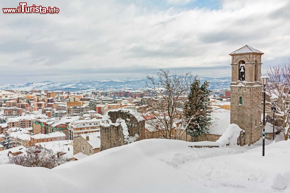 Immagine Un suggestivo paesaggio innevato di Campobasso, Molise, Italia. Con il tipico clima appenninico, i mesi invernali sono spesso caratterizzati da abbondanti nevicate per via anche delle gelide irruzioni provenienti dai Balcani.