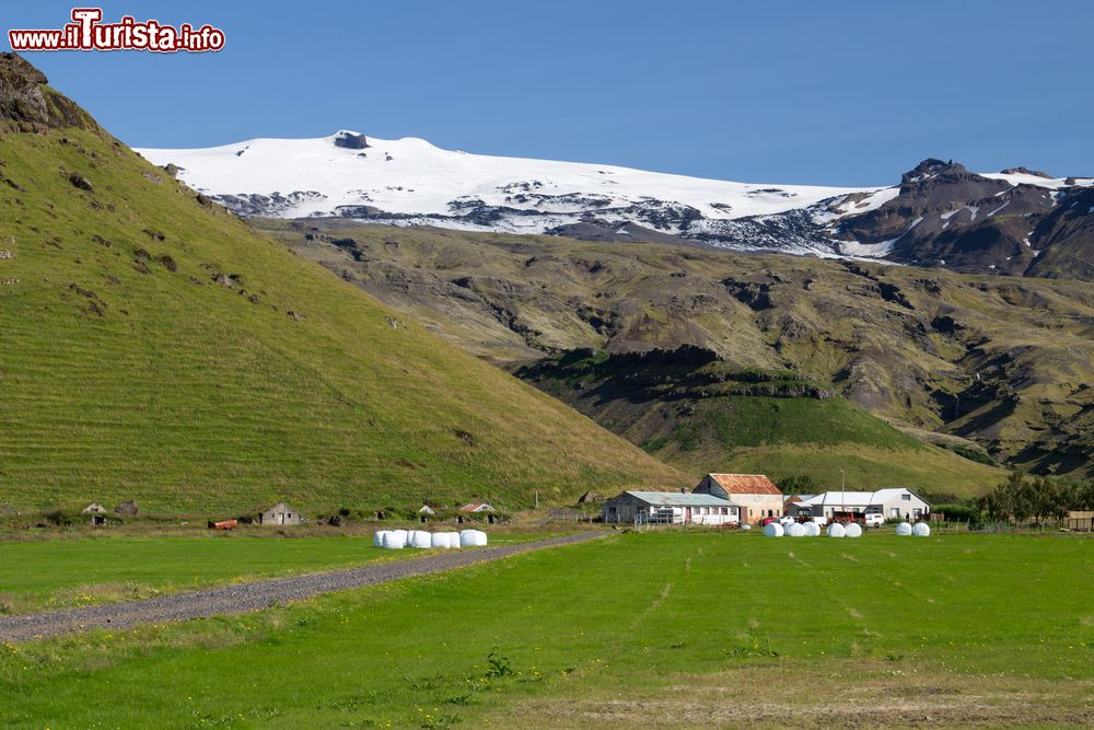 Immagine Un suggestivo paesaggio naturale con il Eyjafjallajokull innevato sullo sfondo, Islanda. Ricoperto da una calotta di ghiaccio, il vulcano raggiunge i 1.666 metri di altezza.