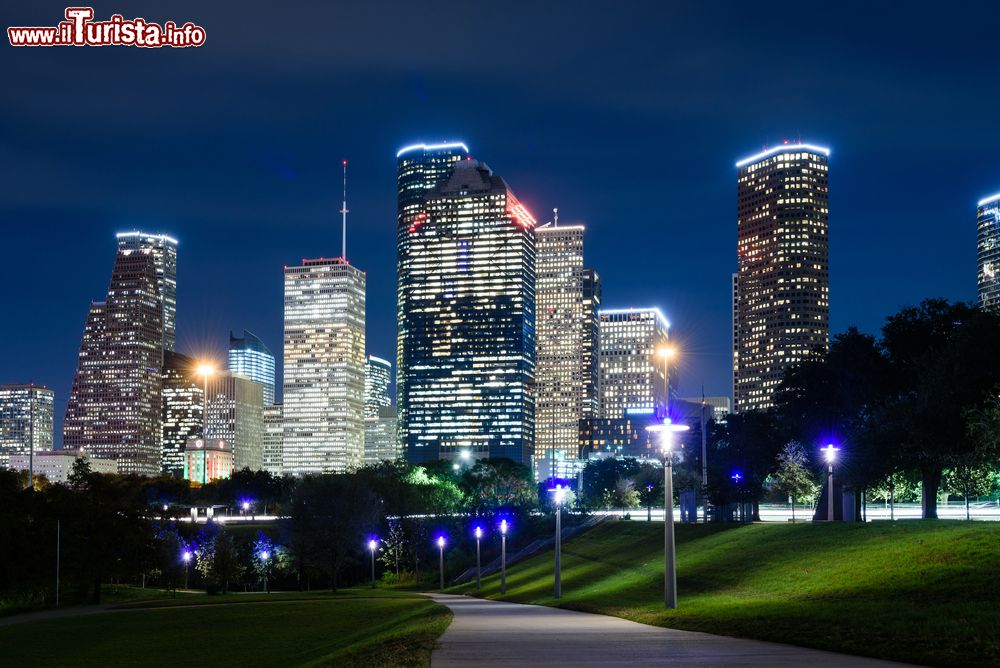 Immagine Un suggestivo panorama by night dei grattacieli di Houston, Texas, USA.