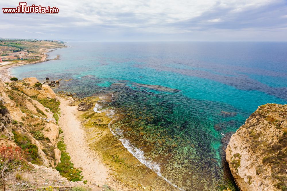 Immagine Un suggestivo panorama dall'alto del mare Mediterraneo a Sciacca, Sicilia.