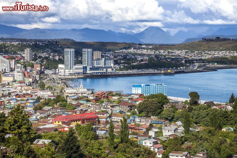 Immagine Un suggestivo panorama dall'alto di Puerto Montt, città costiera del Cile.