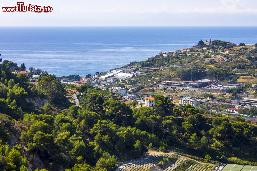 Immagine Un suggestivo panorama visto dalle alture di Bussana Vecchia, Sanremo, Liguria.
