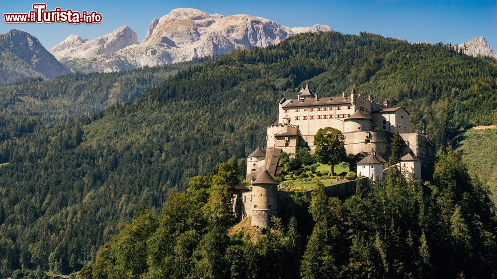 Immagine Un suggestivo panorama del castello Hohenwerfen con le Alpi Berchtesgaden sullo sfondo, Austria. Il nome di questa catena delle Alpi deriva dall'omonima cittadina che si trova proprio al centro del gruppo montuoso.