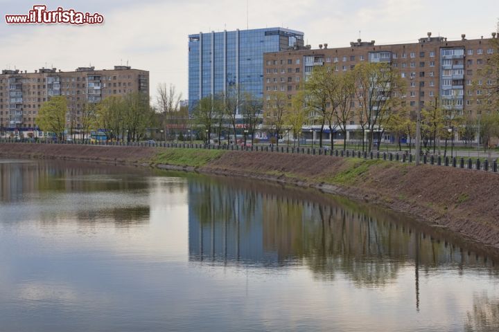 Immagine Un suggestivo panorama del lungofiume di Kharkiv visto dal ponte cittadino, Ucraina - © Valentyn1961 / Shutterstock.com