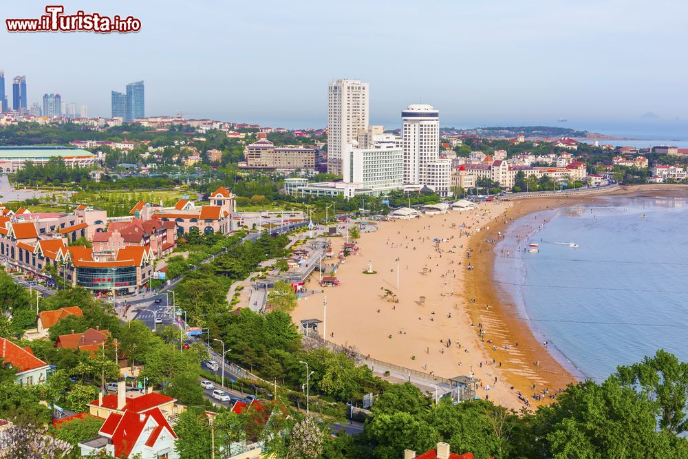 Immagine Un suggestivo panorama della città costiera di Qingdao, Cina. Questa città è rimasta un piccolo villaggio di pescatori sino al 1898 quando, dopo l'uccisione di due missionari tedeschi, il kaiser Gugliemo II° decise di vendicare il torto subito costringendo il governo della Cina a dare la città in concessione alla Germania per 99 anni.