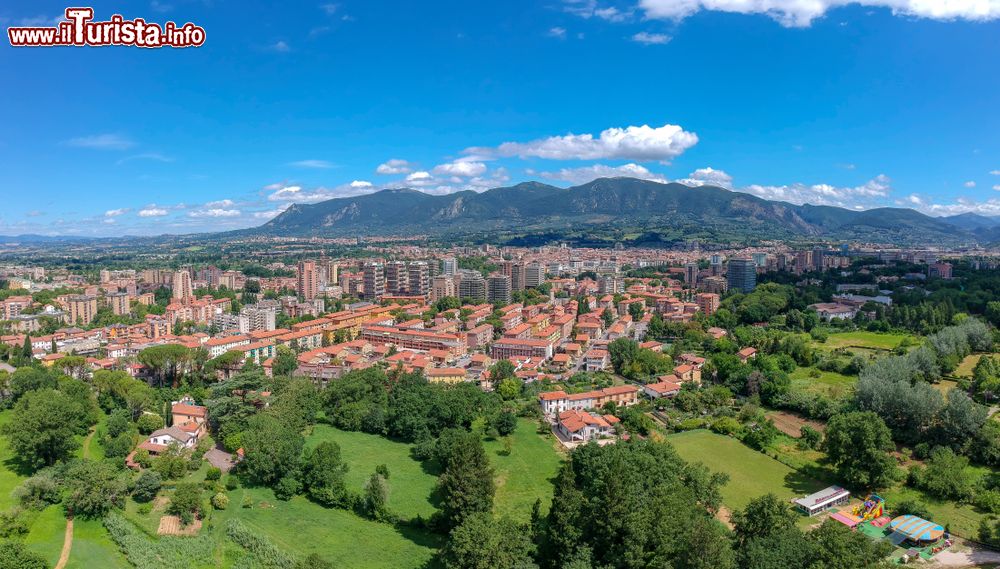 Immagine Un suggestivo panorama della città di Terni, Umbria: sorge sulle rive del fiume Nera e del fiume Serra in una fertile conca circondata dall'Appennino umbro-marchigiano.