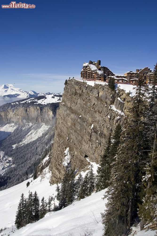 Immagine Un suggestivo panorama dello ski resort di Avoriaz, Francia, aggrappato sulla montagna.