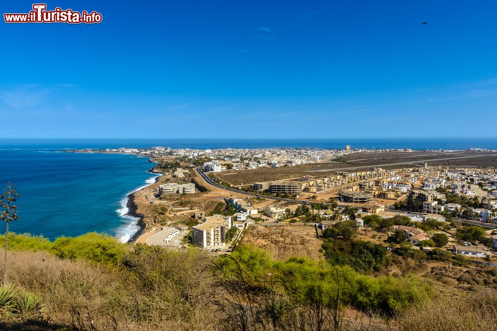 Immagine Un suggestivo panorama di Dakar, Senegal. Capitale di uno stato indipendente da pochi decenni, per l'esattezza dal 1960, Dakar è uno dei centri culturali più importanti dell'Africa.
