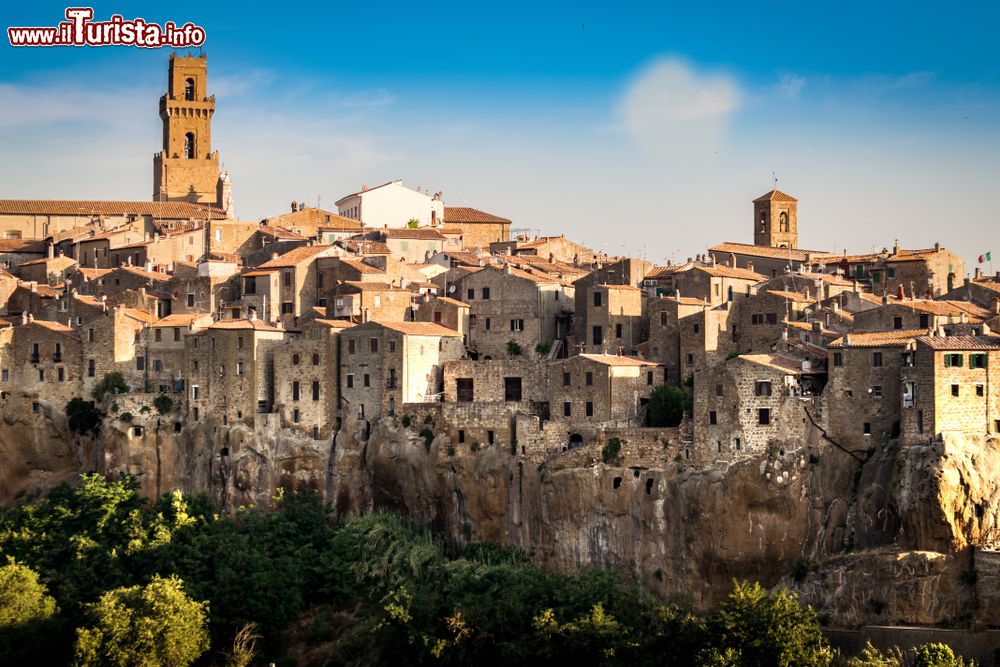 Immagine Un suggestivo panorama di Pitigliano, Toscana: il borgo è costruito su una roccia di tufo ed è una delle località più belle d'Italia.