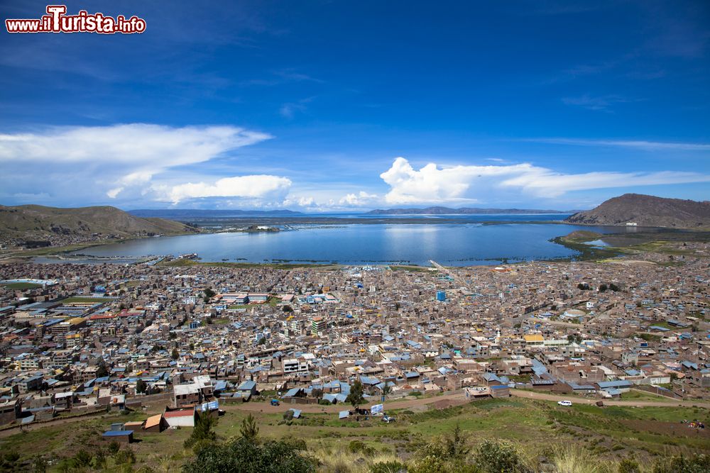 Immagine Un suggestivo panorama di Puno, Perù, dall'alto. Situata sulla meseta andina, questa cittadina è dominata dalla presenza del lago Titicaca, luogo sacro degli Inca costellato di isolette naturali e artificiali.
