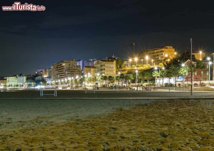Immagine Un suggestivo panorama notturno della città di La Vila Joiosa, Spagna.