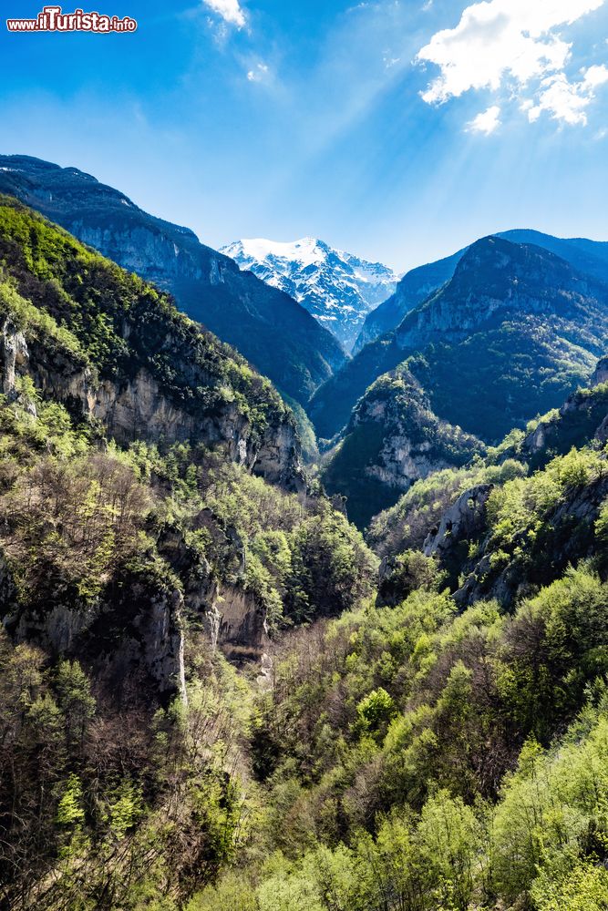 Immagine Un suggestivo panorama sui monti della Majella, Abruzzo, Italia. La Majella è il secondo massiccio montuoso più alto degli Appennini continentali dopo il Gran Sasso.