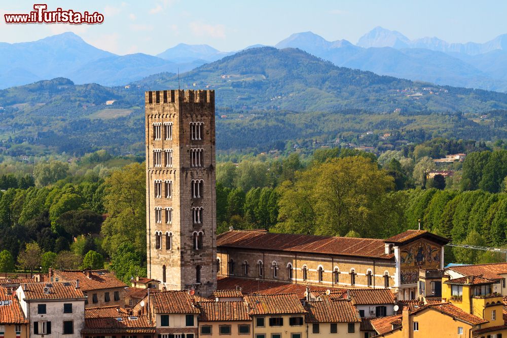 Immagine Un suggestivo panorama sul centro della vecchia città di Lucca, Toscana.
